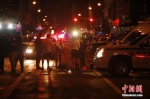 当地时间9月17日，纽约曼哈顿切尔西街区，记者在警戒区外采访。当晚，纽约曼哈顿切尔西街区的爆炸已造成29人受伤，一人伤势较重，但无生命危险。初步调查显示，这是一起“蓄意行为”，但目前尚无证据显示爆炸与恐怖袭击有关。中新社记者 廖攀 摄 - 浙江网