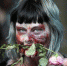 当地时间2016年10月8日，英国伦敦，民众装扮成僵尸走上街头，庆祝世界僵尸日。一女子装扮逼真。 - 浙江网