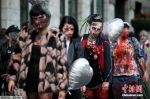 当地时间2016年10月8日，英国伦敦，民众装扮成僵尸走上街头，庆祝世界僵尸日。 - 浙江网