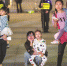昨晚，秋夜微凉，3个妈妈把孩子抱在怀里，一起观看武林广场音乐喷泉。 记者 陈中秋 摄 - 浙江网