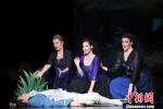 10月20日晚，莫扎特百年经典歌剧《魔笛》在青海大剧院上演。图为演出剧照。　罗云鹏 摄 - 文化厅