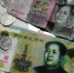 南部公交公司收银中心工作人员展示清理出来的各种奇葩“钱币”。 本报记者 杨新宇 摄 - 浙江网