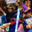 南京致远外国语小学3Q小队的孩子们身着“万圣节”服装进行义卖物品。泱波　摄 - 浙江网