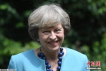 当地时间2016年7月14日，英国伦敦，英国首相特蕾莎·梅在府邸花园中举办警察勇敢奖招待会。当日，“时尚女教主”梅姨选择了蓝色系套装，配上曾出镜过的蓝色项链。 - 浙江网
