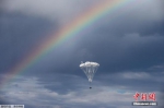 当地时间2016年11月7日，塞尔维亚科温，俄罗斯与塞尔维亚举行联合军事演习，伞兵跳伞时恰好遇到彩虹，画面唯美。 - 浙江网