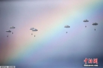当地时间2016年11月7日，塞尔维亚科温，俄罗斯与塞尔维亚举行联合军事演习，伞兵跳伞时恰好遇到彩虹，画面唯美。 - 浙江网
