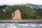 当地时间11月14日，新西兰东海岸的公路被泥沙吞噬，地震导致沿海的山体发生滑坡。北京时间11月13日19时2分（当地时间14日0时2分）在新西兰（南纬42.53度，东经173.05度）发生8.0级地震，震源深度10千米。 - 浙江网