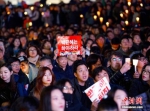 11月12日，韩国爆发自2008年以来最大规模的示威游行。1500多个市民社会团体在首尔市中心举行大规模集会，谴责“亲信干政”事件，要求总统朴槿惠辞职并对此事负责。 中新社记者 吴旭 摄 - 浙江网