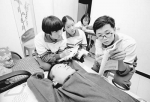 　日前，住在华北油田任丘矿区的王硕正在家中躺着给孩子们上英语课。 - 浙江网