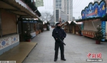 当地时间12月21日，德国柏林遭遇恐袭的圣诞市场重新开放，警察持冲锋枪加强安保巡逻。 - 浙江网