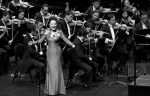 昨天晚上，2017杭州音乐会在杭州大剧院举行，周旋演唱歌曲《杭州之恋》。 - 浙江网
