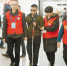 志愿者帮助盲人顾顾登上回老家安徽的火车。 记者 李翔 摄 - 浙江网