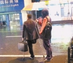 杭州男生为打车的残疾人撑了把伞 照片走红网络 - 浙江网