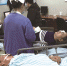 浙二眼科手术室门口，因被烟花炸伤等待手术的病人。记者 张娜 摄 - 浙江网