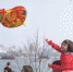 昨天是大年初一，天气晴好，西湖边游客爆满，白堤上人山人海，一个小女孩拿着卡通鸡气球坐在爸爸肩膀上。 - 浙江网