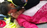 杭州一女子倒在路边 交警急救无力回天留下泪水 - 浙江网