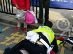 杭州一女子倒在路边 交警急救无力回天留下泪水 - 浙江网