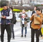 昨天，在杭州市西湖文化广场旁的斑马线前，许多行人低头看手机。 - 浙江网