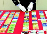 警方展示在“飓风2号”地下钱庄系列案件中缴获的证物。　　广州日报全媒体记者莫伟浓 摄 - 浙江网