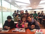 图为“手机课堂”教学现场。　林波 摄 - 浙江新闻网