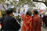 家长在“彩条旗”前驻足 - 浙江新闻网