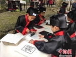 小学生们展示活字印刷 陈洁 摄 - 浙江新闻网