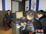 图为：犯罪嫌疑人殷某正在接受审讯。　杭州市下城区公安分局　摄 - 浙江新闻网