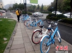 杭州一处人行道上，共享单车无序停放为行人增加了不便。　王逸飞 摄 - 浙江新闻网