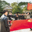 　　4月1日，舟山市定海区金塘岛上40余名党员与金塘市场监管分局的工作人员一起，在金塘岛东风岭烈士陵园悼念革命先烈。姚峰摄 - 浙江新闻网