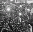 右图：网友昨晚在杭州延安路拍的照片，湖滨银泰旁边的非机动车道已经被共享单车占满了。 - 浙江新闻网