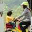 家长竟用共享单车车兜载娃 - 互联星空