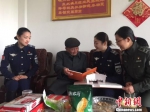 西湖女子巡逻队回访送诗老人 廖式映 摄 - 浙江新闻网