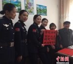 西湖女子巡逻队回访送诗老人 廖式映 摄 - 浙江新闻网