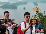 游客们在杭州市淳安县千岛湖合影留念。　许朝阳 摄 - 浙江新闻网