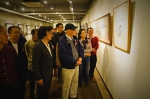 王作均与到场嘉宾参观画展。佚名 - 浙江新闻网