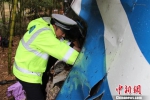 图为：民警在现场搜救被困者。　吴涛 摄 - 浙江新闻网