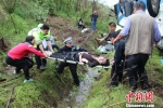 图为：救援人员在现场救援。　吴涛 摄 - 浙江新闻网