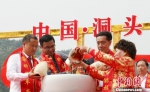 中国·洞头第八届妈祖平安节，四地代表把家乡的水共同汇入“四海安澜瓶”内　方馨　摄 - 浙江新闻网