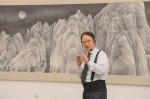 图为：刘墉为现场的参观者讲解作品的创作背景。胡小丽 - 浙江新闻网
