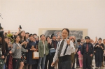 图为：刘墉为现场的参观者讲解作品的创作背景。胡小丽 - 浙江新闻网