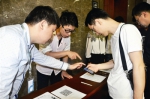 参加杭州市钉钉政务应用推广培训会的人员通过钉钉签到 - 浙江新闻网