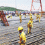 5月1日上午，舟山富翅门大桥10号主墩承台施工现场，工人们正在进行钢筋绑扎。 拍友　姚峰　摄 - 浙江网