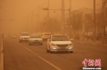 5月4日，内蒙古地区迎来今年最强沙尘暴，图为车辆在沙尘中缓慢行驶。李爱平 摄 - 浙江新闻网