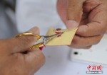 剪纸传承人正在展示剪纸工艺。 记者 张茵 实习生 王远 - 浙江新闻网