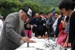 江一位老人免费为当地市民送上“墨宝”。 记者 张茵 实习生 王远 - 浙江新闻网