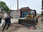 容城县沙河营村村民在清理垃圾。 记者 原付川摄 - 浙江新闻网
