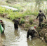 工作人员为龙泉渠保洁清淤。 拍友 鄢鸣 摄 - 浙江新闻网