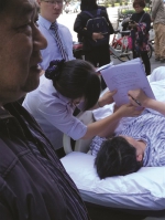 拼了！为不耽误孙女上个好学区 颈椎骨折的奶奶躺在病床上来办房产过户 - Qz828.Com