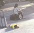 狠心！拖行李箱的年轻女子 在马路上脚踩小女孩 - 浙江新闻网