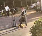 狠心！拖行李箱的年轻女子 在马路上脚踩小女孩 - 浙江新闻网